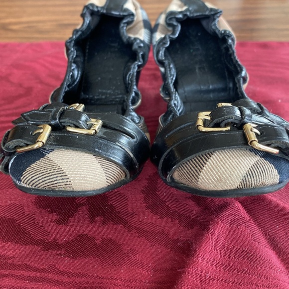 18:01 Burberry 3 Buckle Falcony Ballerina Flats - Picture 2 of 13